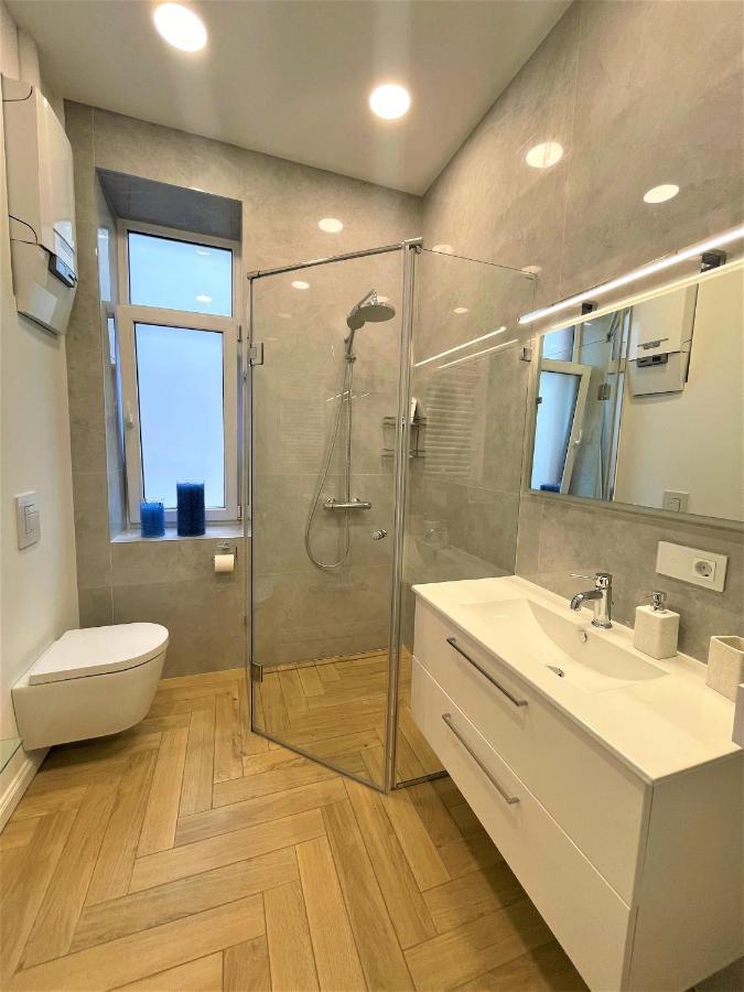 Picturesque Old Town Apartment With Charming Balcony Kaunas Esterno foto